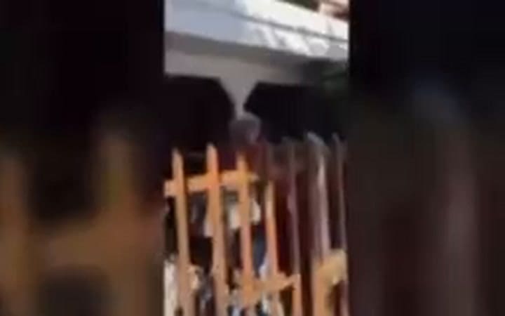 A las trompadas, un jubilado atacó a una joven en Villa del Parque