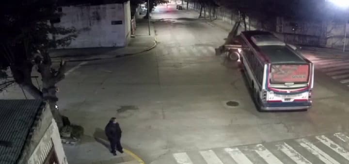 así fue el fuerte choque entre un colectivo y un camión con container