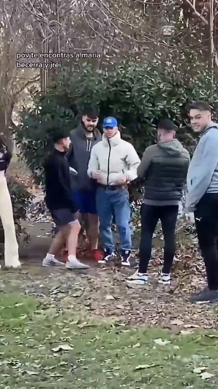 María Becerra y J Rei fueron captados en una plaza.