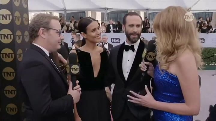 La esposa de Joseph Fiennes habla de cómo no puede ver El cuento de la criada