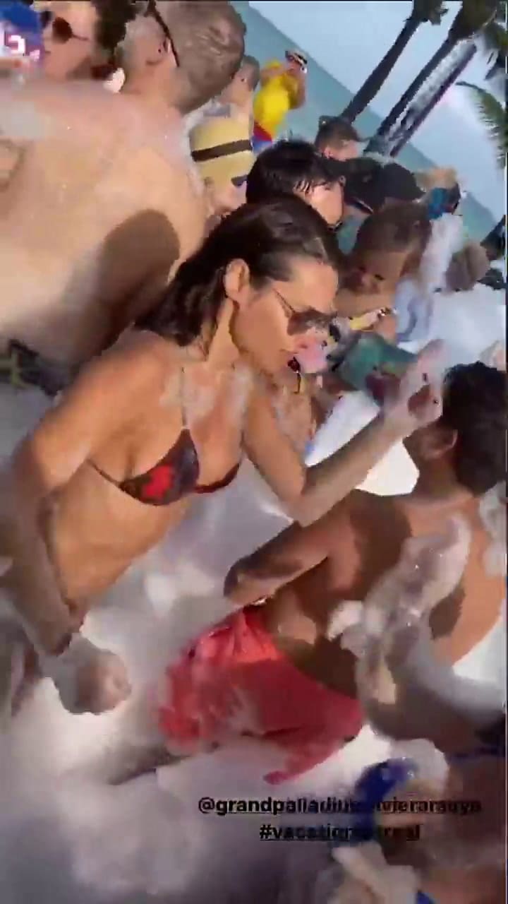 El baile sensual de Pampita Ardohain en una fiesta de espuma - Fuente: Instagram