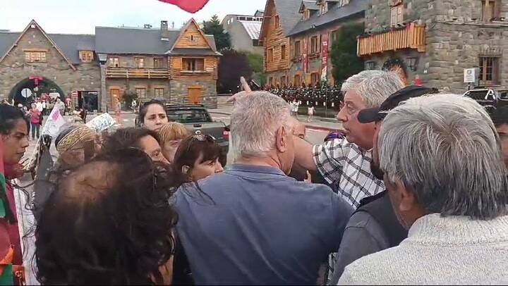 El intendente de Bariloche, Walter Cortés, enfrentó un grupo de manifestantes que habían tapado la estatua de Roca