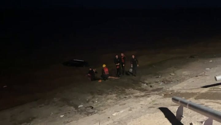 Así fue el operativo de rescate al auto que cayó a Río de la Plata en la Costanera