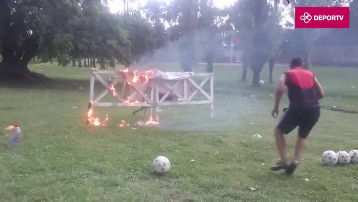 El particular entrenamiento de arqueros en las inferiores de Dock Sud