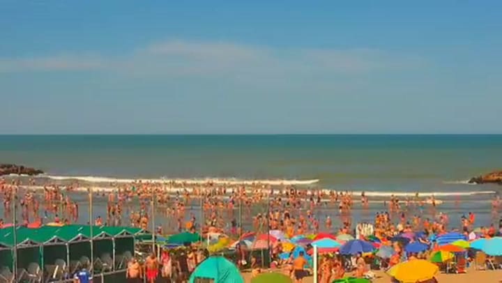 El momento en que el agua sube en la playa de Mar Chiquita