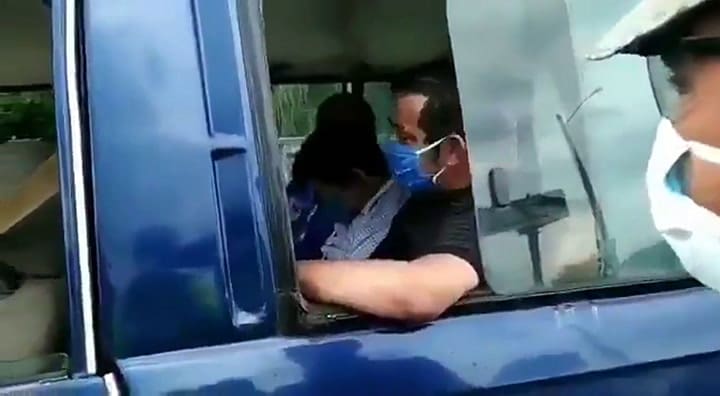 Llevaban un cadáver en el auto y lo hicieron pasar por un pasajero dormido