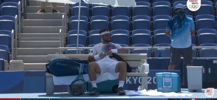 Fabio Fognini no aguantó el calor y se puso el aire acondicionado abajo de los pantalones