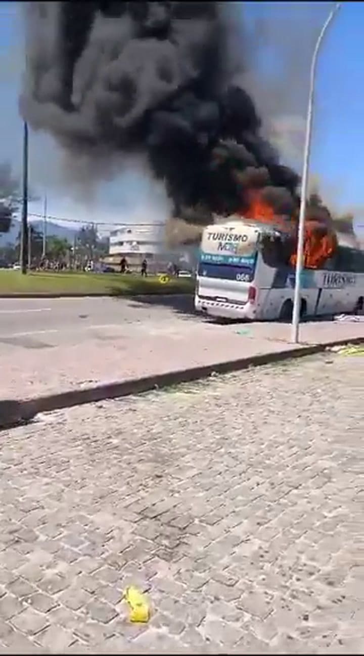 Hinchas de Peñarol incendiaron micros en Río de Janeiro