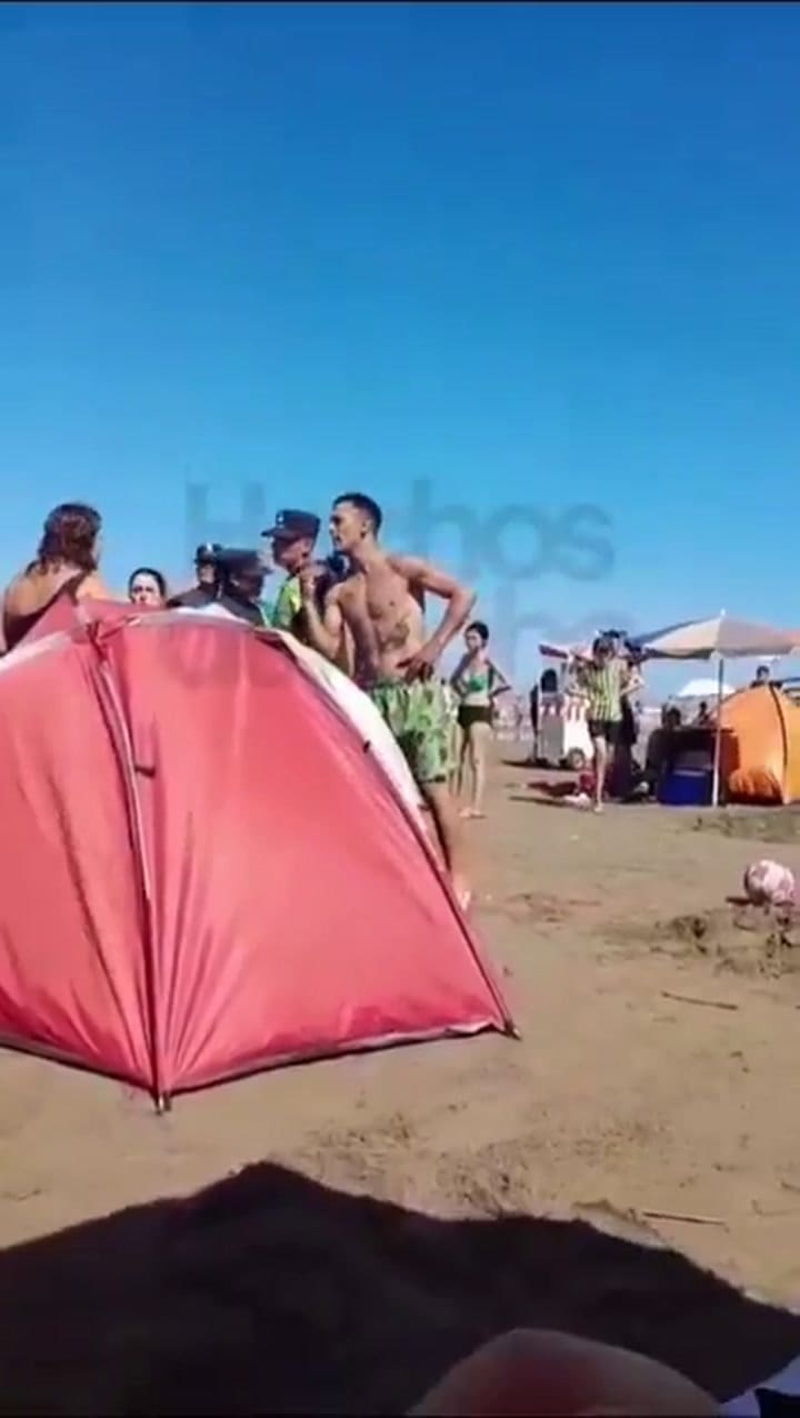 La pelea de dos mujeres en una playa de Santa Teresita