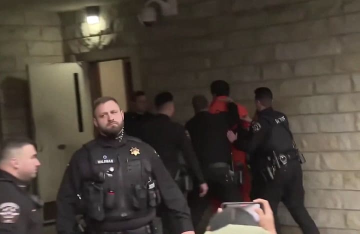 Luigi Mangione, el presunto asesino del CEO de UnitedHealthcare Brian Thompson, grita a la prensa