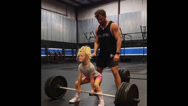 Asombro y debate en redes por la 'niña fitness' de siete años que levanta pesas de más de 40 kilos