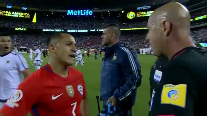 Lo echaste a Aránguiz también', le grita Augusto Fernández al árbitro. Al final, otra perlita