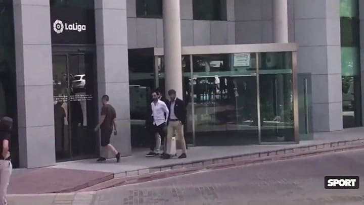 El abogado de Griezmann llega a las oficinas de la Liga para depositar la cláusula - Fuente: Sport