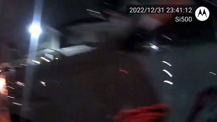 Una persecusión policial terminó con un auto lanzándose de un puente y chocando contra una casa