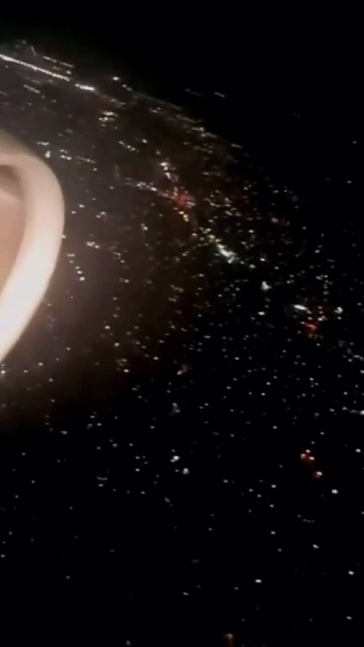 Una exazafata explicó la razón del apagado de luces en los aviones