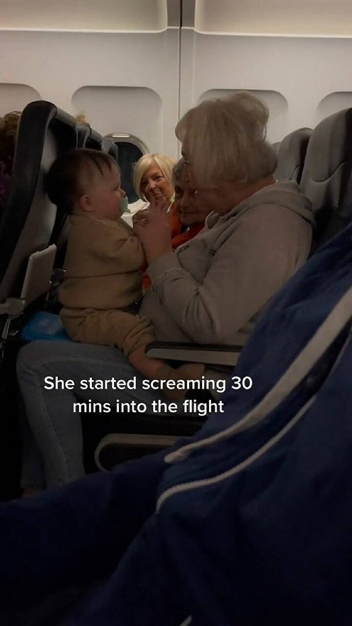Una madre reibió ayuda de tres pasajeras para tranquilizar a su bebé durante un vuelo
