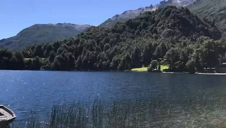 La columna 'Juana Azurduy' ya instalada en muelle de la estancia de Joe Lewis, en Lago Escondido