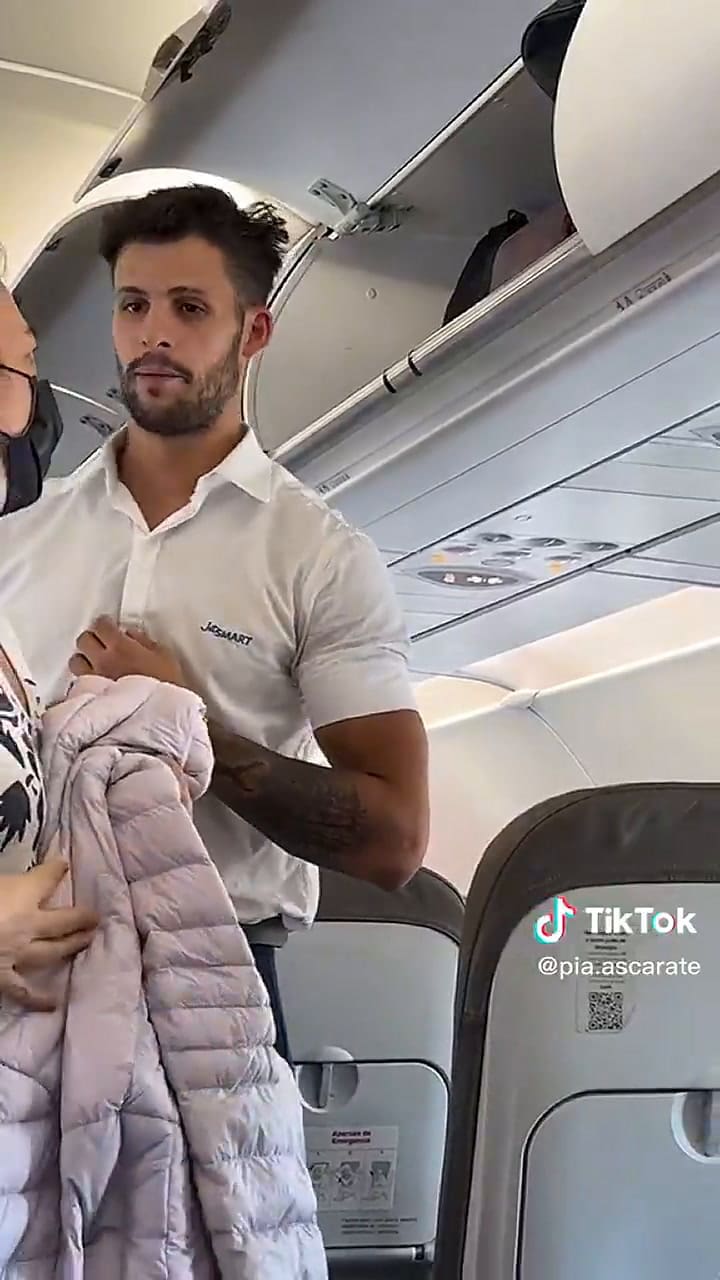 El azafato que encantó a toda la comunidad virtual