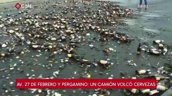 Un camión que transportaba cervezas volcó su carga en Villa Soldati - Fuente: C5N