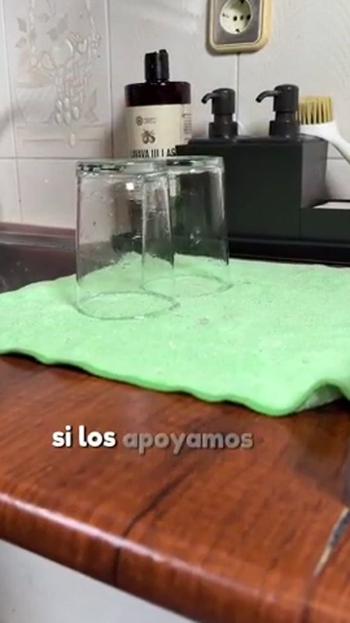 La experta en limpieza contó cómo dejar los vasos tras lavarlos