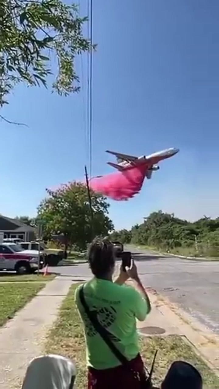 Reveló que tendría una niña con un avión sobre sus cabezas