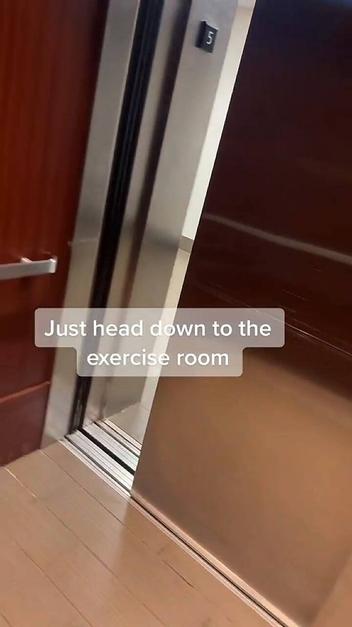 Una mujer dijo cómo tomar botellas de agua gratis en un hotel