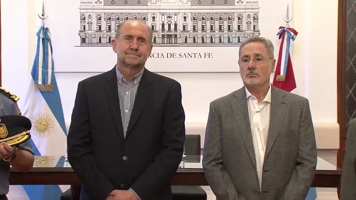 Marcelo Saín y Omar Perotti, en la asunción de los nueves jefes policiales
