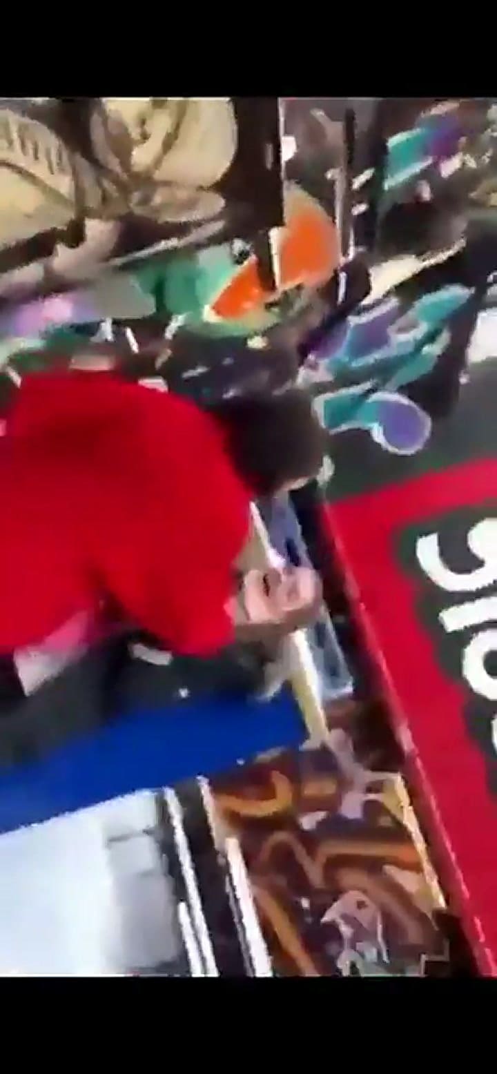 Ezra Miller 'ahorcó' a una fanática y se viralizó un video del momento