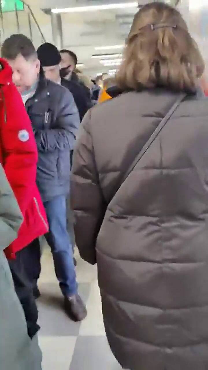 Largas filas en los cajeros automáticos de Moscú a la madrugada