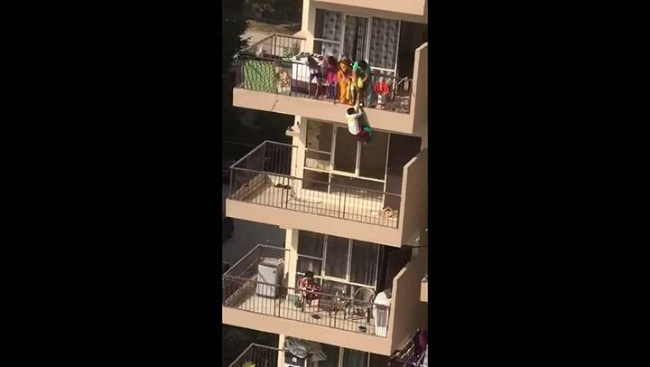 Madre india cuelga a su hijo de un balcón en el 10 piso para buscar una ropa