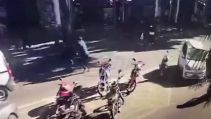 Enfrentó A Un Motochorro A La Salida De Un Banco Y Evitó A Los Golpes Que Le Sacara La Mochila