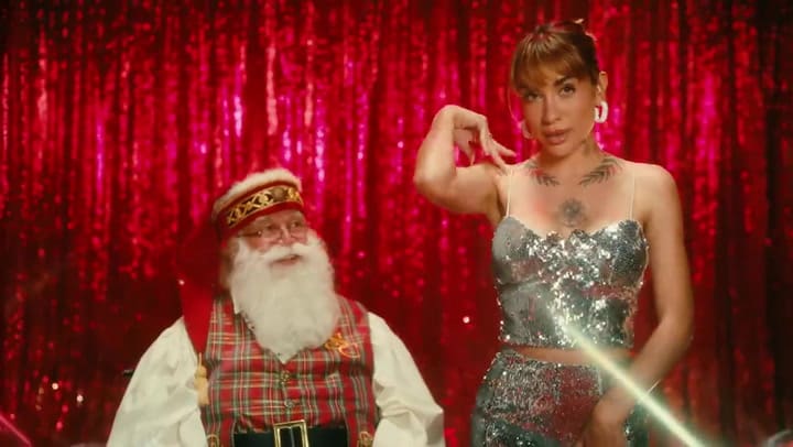 María Becerra lanzó su versión de "Jingle Bell Rock"