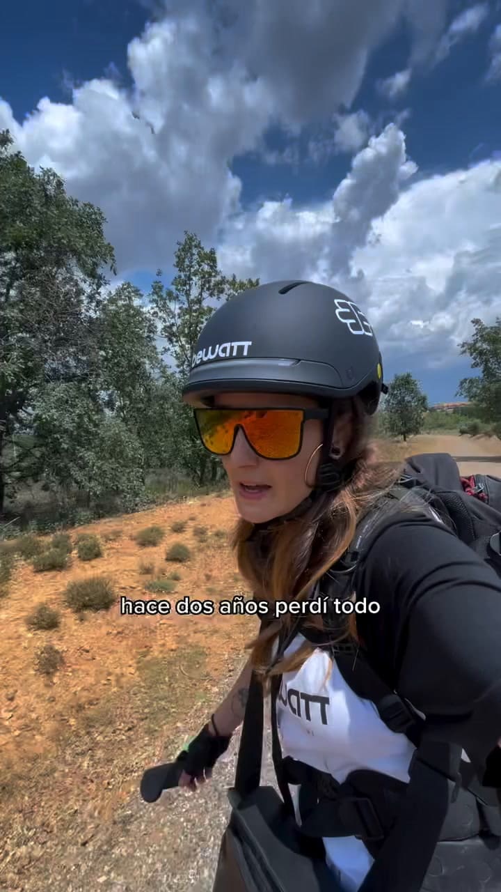 La historia de la creadora de contenido arriba de su skate