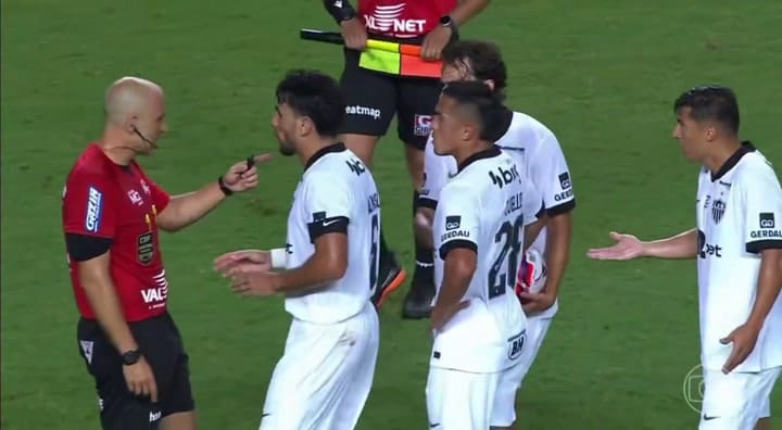 La ira de Jorge Sampaoli contra el árbitro y el entrenador de América Mineiro