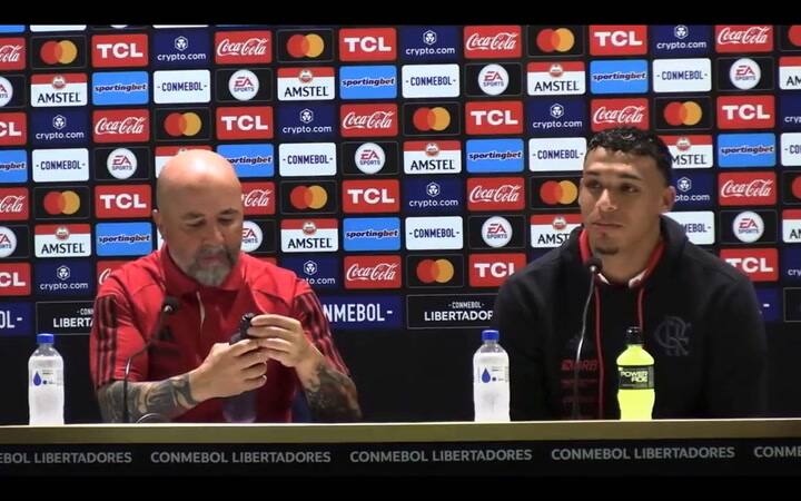 Sampaoli intenta abrir una botella y fracasa
