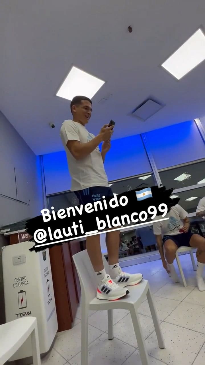 Los juveniles de la selección cantaron y Lionel Messi no pudo contener la risa