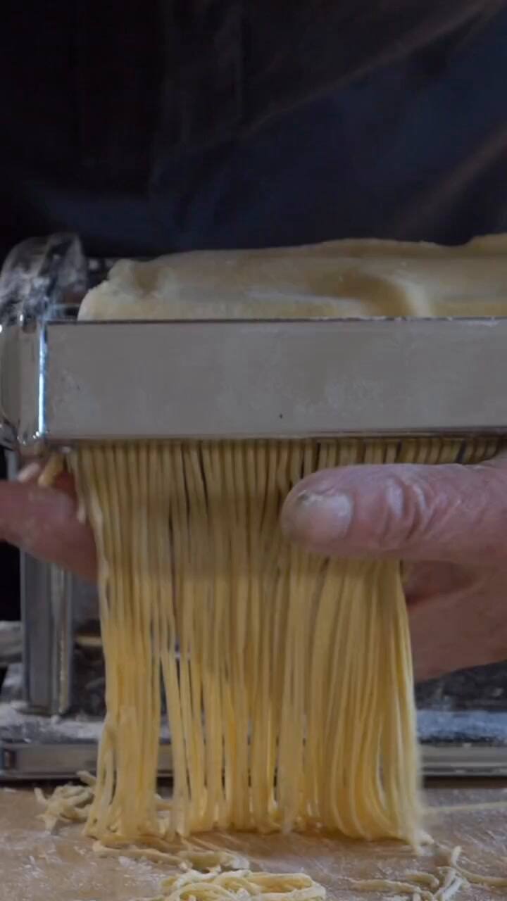 Pasquale de 88 años cuenta el paso a paso de sus tagliolini