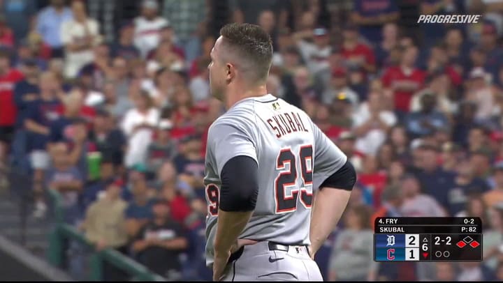 El aterrador pelotazo que recibió un bateador en EE.UU. y que le provocó varias fracturas en la cara