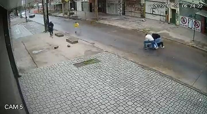 Así golpearon a un joven para robalre en Laferrere