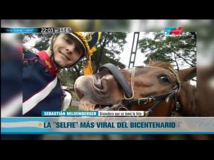 El granadero de la 'selfie del bicentenario'. Fuente: TN