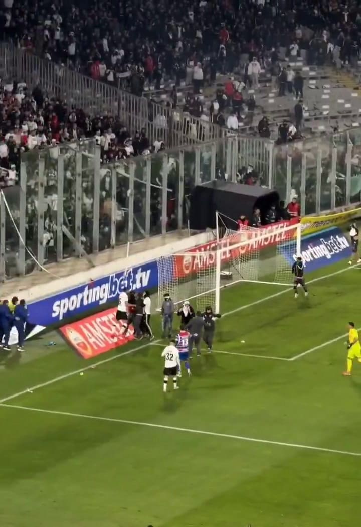 Hinchas de Colo Colo se metieron adentro de la cancha