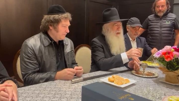 Javier Milei bendecido por el rabino David Pinto Shlita. Crédito: Radio Jai