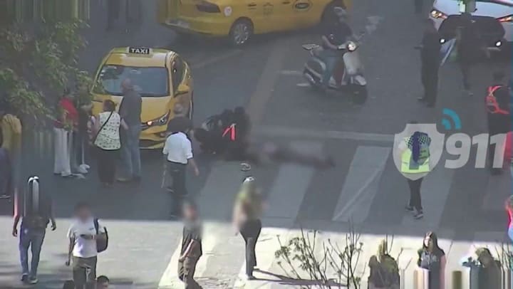 El choque atrajo a decenas de personas que intentaron asistir a las víctimas