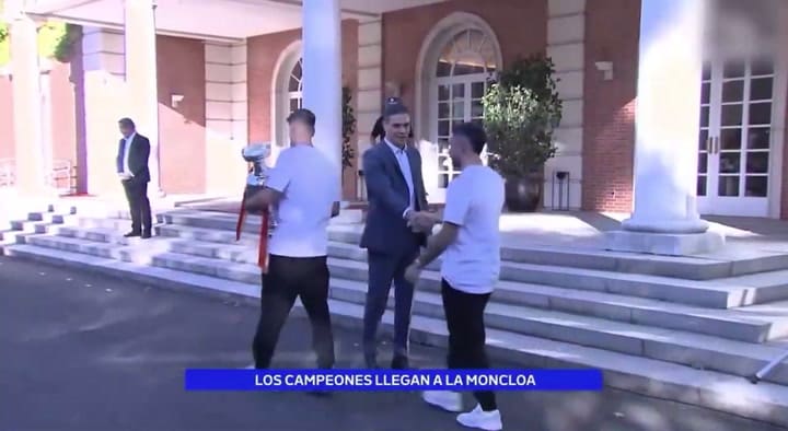 El frio saludo de Dani Carvajal a Pedro Sánchez