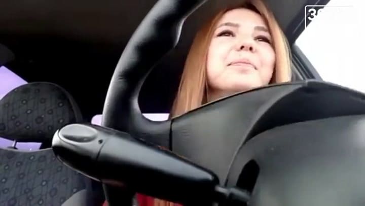 Una joven por transmitir un Facebook Live mientras conduce