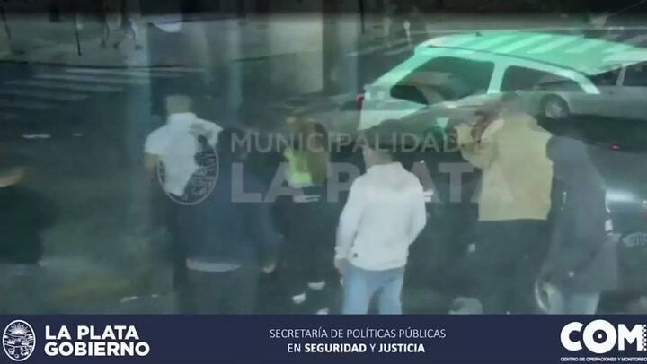 La Plata así fue el choque en pleno 7 y 50 que terminó con un auto incrustado en un semáforo