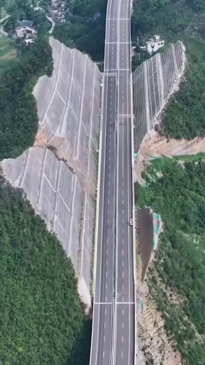 La montaña cortada en la Autopista Liuzhi-Anlong en China