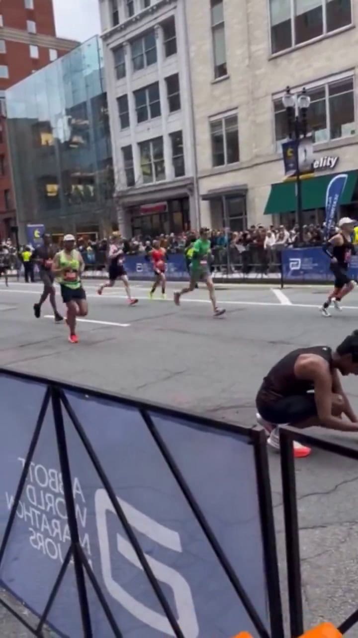 Ajay Haridasse sufrió un severo calambre en la maratón de Boston y fue socorrido por dos atletas