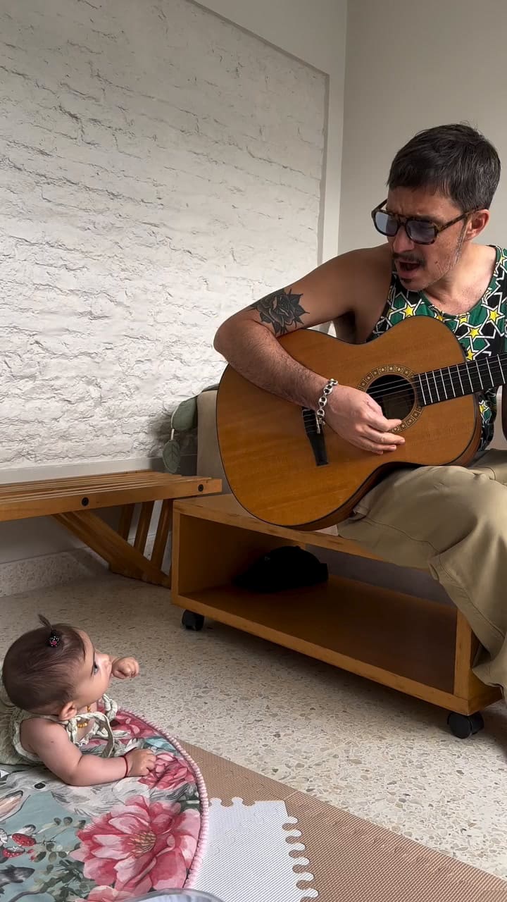 "Una canción inédita para los 6 meses de Marion", escribió el artista (Video: Instagram @emmanuelhorvilleur)