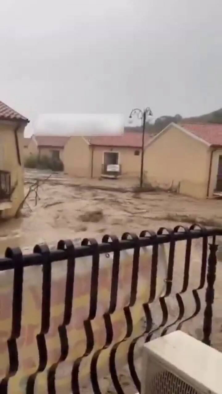 Los muros de contención colapsaron y el agua arrastró todo lo que tenía a su paso
